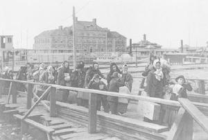 （圖）1902年移民者乘船抵達美國大量的移民促成了美國的經濟繁榮
