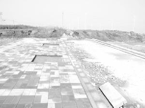 擴寬的道路使墓地遭到更多的破壞