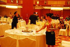 餐廳服務[餐廳服務人員對顧客的一種服務]