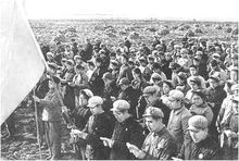 五七幹校學員在勞動前學習毛主席語錄