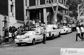 等候訊息的留學生