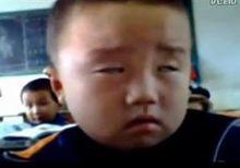 男童課堂犯困不敢睡 “裝醒哥”笑翻網路