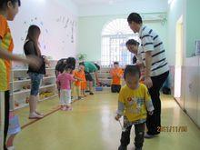 父母一起做親子遊戲