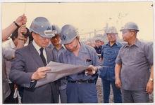 俞國華（左一）視察工程