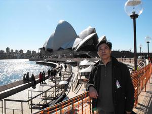 在悉尼歌劇院海濱。