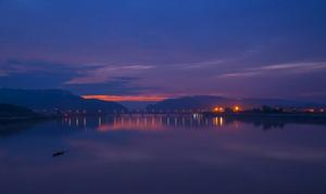 大橋上看“兩山夾一江”