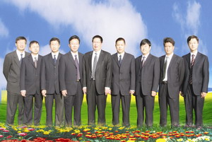 中間： 楊松賀 董事長  左一： 宋巨川 財務總監  左二： 董 暉 副總經理 左三： 周文普 董事、副總經理  左四： 張世進 副董事長、副總經理 右一： 楚 剛 董事、董事會秘書 右二： 張懷朝 總審計師、監事 右三： 張 歌 監事會主席、工會主席 右四： 程志偉 董事、總經理