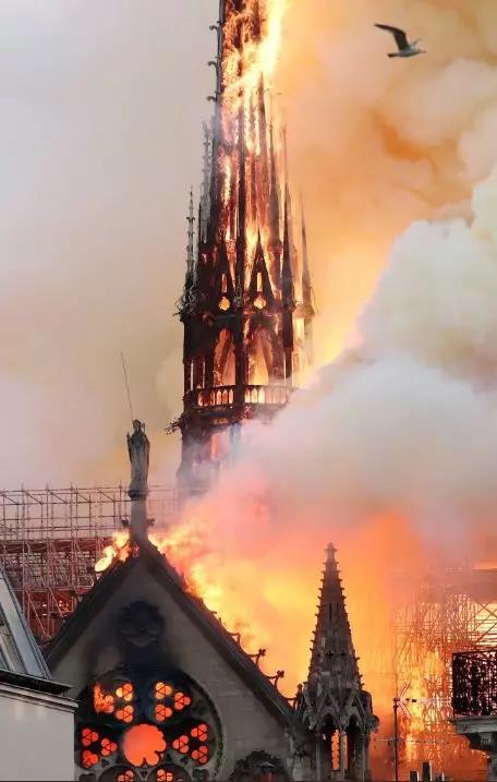 大火中的巴黎聖母院
