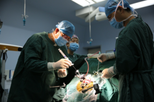 宋少軍教授（左一）正在做手術