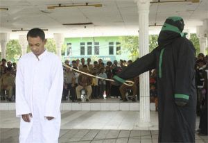 與寡婦發生婚外情男子受鞭刑