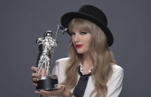 演唱者：泰勒&middot;斯威夫特