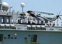 一架SH-3海王直升機停放在英國航艦無敵號