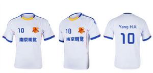 白色上衣,藍色短褲為客場隊服