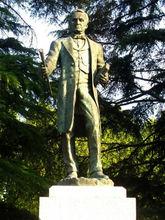 安德烈斯·聖克魯斯的雕像