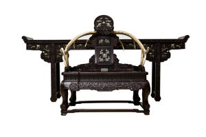 京作華麗繁複，肅穆正統