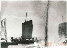 人民解放軍在敵人的炮火下渡江