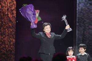 女兒鄧榕（毛毛）代母親領獎。