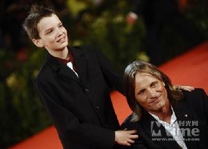 維果·莫特森（右）和柯蒂·斯密特-麥菲在《末日危途》中飾演一對父子 