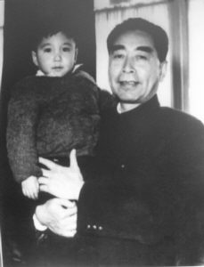 （圖）1958年2月周恩來總理抱著馬駿烈士4歲的孫子馬為公合影