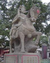 冼夫人支持陳霸先起兵討伐，平定了侯景之亂