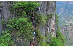 5月14日，在三名家長的保護下，15個孩子從勒爾國小出發，走崖壁，爬藤梯，踏上回家的路。