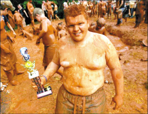 蓋蒂&middot;萊蒙展示他在2007年夏鄉巴佬奧運會飛跳爛泥坑比賽中獲得第一名的獎盃。