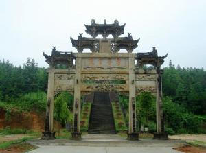 考亭書院石牌坊：為四柱五牌樓結構,高達十米,面寬逾八米,全由石板、石條雕造榫卯銜接而成，石面雕有長龍、麒麟、鳳凰、仙鶴、奔羊等瑞獸祥禽，活靈活現，刻功精細令人驚嘆。