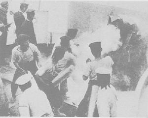 日艦一門8英寸炮射擊情景，炮手們在緊張的發射和裝填，旁邊的軍官在測量距離和記錄彈著點