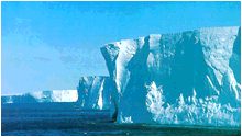 羅斯冰架的峭壁在此處高出海面約30米。