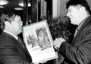 1999 年9月16 日，德國友好人士向中國駐德使館贈送慶祝中華人民共和國成立50周年的紀念海報樣本。