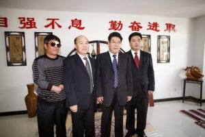 楊國英與河北省殘疾人聯合會理事長李民（左二）、省委常委劉永瑞（左三）合影