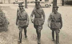 左邊是帝國郵政最高長官郵政顧問（Postrat），右邊是帝國郵政局長（Postamtmann）。