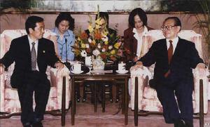 1999年5月5日，江澤民與日本民主黨菅直人舉行會談。　