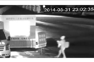 監控拍下棄嬰者身影