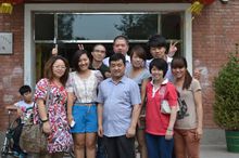 公司員工與關愛學校石校長合影留戀