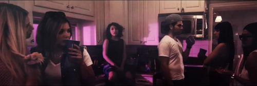 here[阿萊西婭卡拉演唱歌曲]