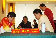 苗利明（左）對陣許銀川