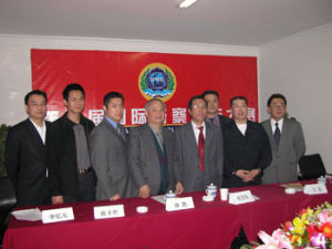 第三屆世界警察摶擊大賽北京記者會左二起：塗凱處長、李憶元、陳豐作教授、宋萬年局長、王漢教練、馬雷副處長