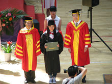內蒙古大學校長給滿洲里學院學生授予畢業證