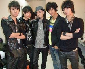 鐙[台灣樂團東城衛的貝斯手]