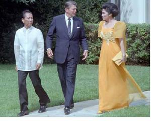 馬科斯夫婦與美國前總統里根 