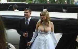 Wedinator網站上公布的俄羅斯新娘的爆乳婚紗照