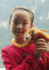 周舒凡四年級時的照片。