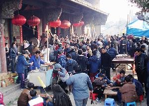 烤烤、煎炸食品、糖葫蘆等各色小吃吸引了不少逛廟會的孩子