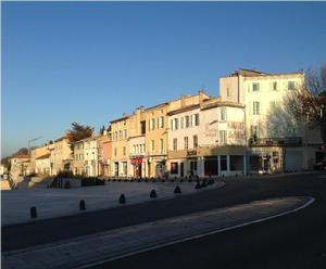 蒙特利馬街頭帶有牛軋糖標記的建築