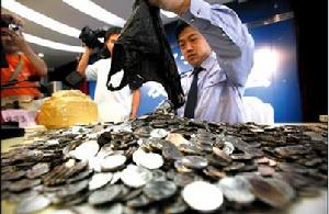 武漢警方展示被繳獲的假硬幣
