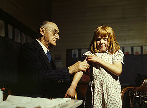 （圖）美國德克薩斯州聖奧古斯丁縣的施賴伯博士在一所農村學校接種傷寒疫苗。拍攝於1943年4月