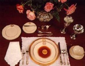 （圖）正式州宴上使用的瓷器、銀質餐具和亞麻桌布 