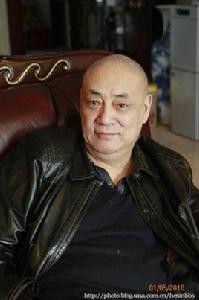 何新[當代著名學者]