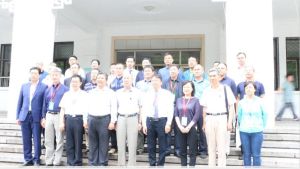 唐廣計與肝病專家合影